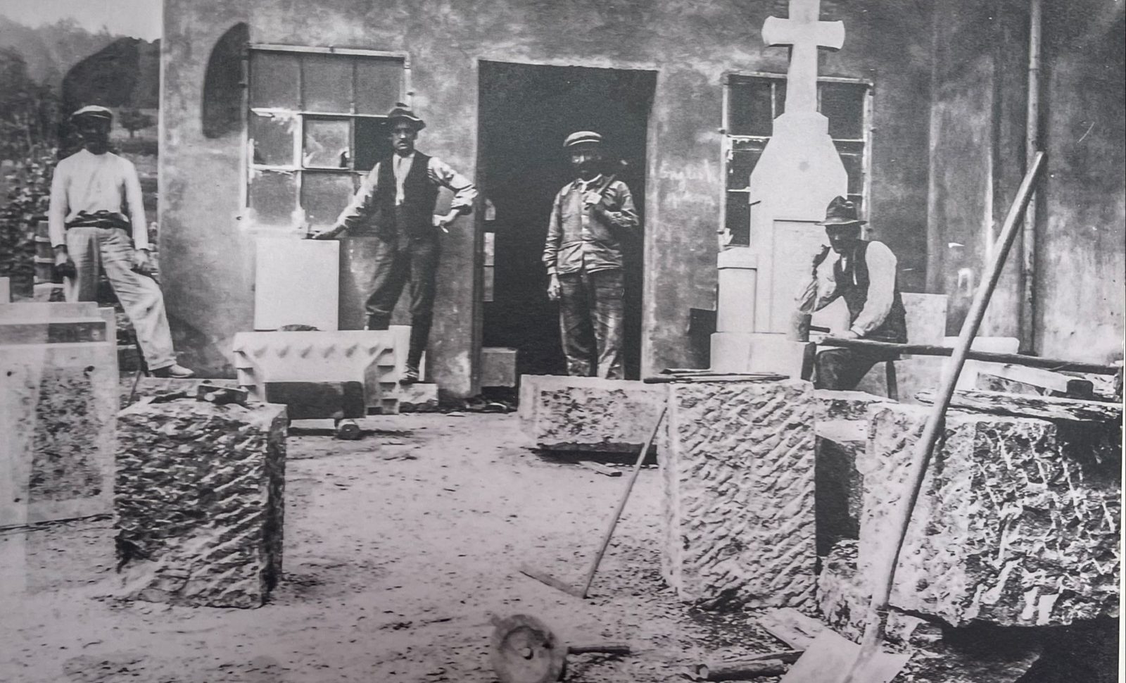 Photo d’archive : tailleurs de pierre devant l’atelier, dans les années 1910