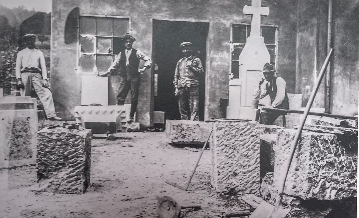 Photo d’archive : tailleurs de pierre devant l’atelier, dans les années 1910