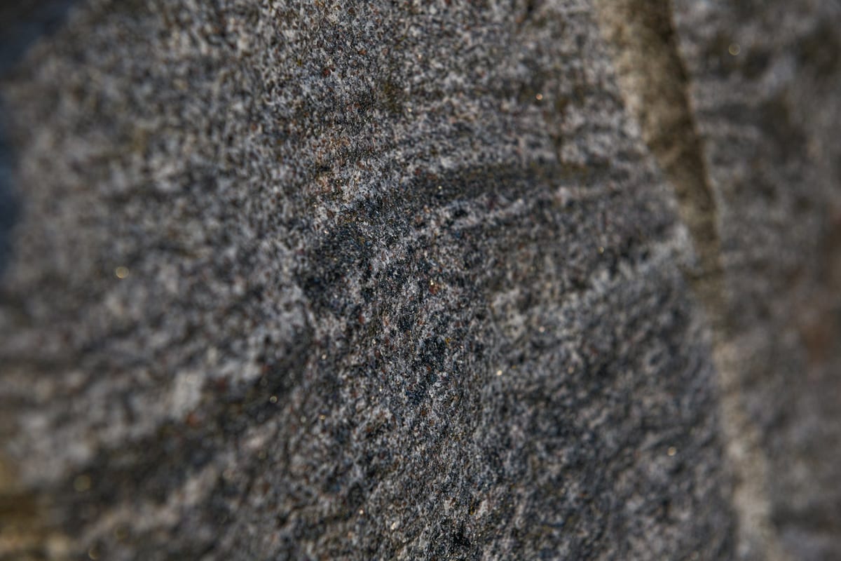 Gros plan sur un granit veiné, détail de la matière